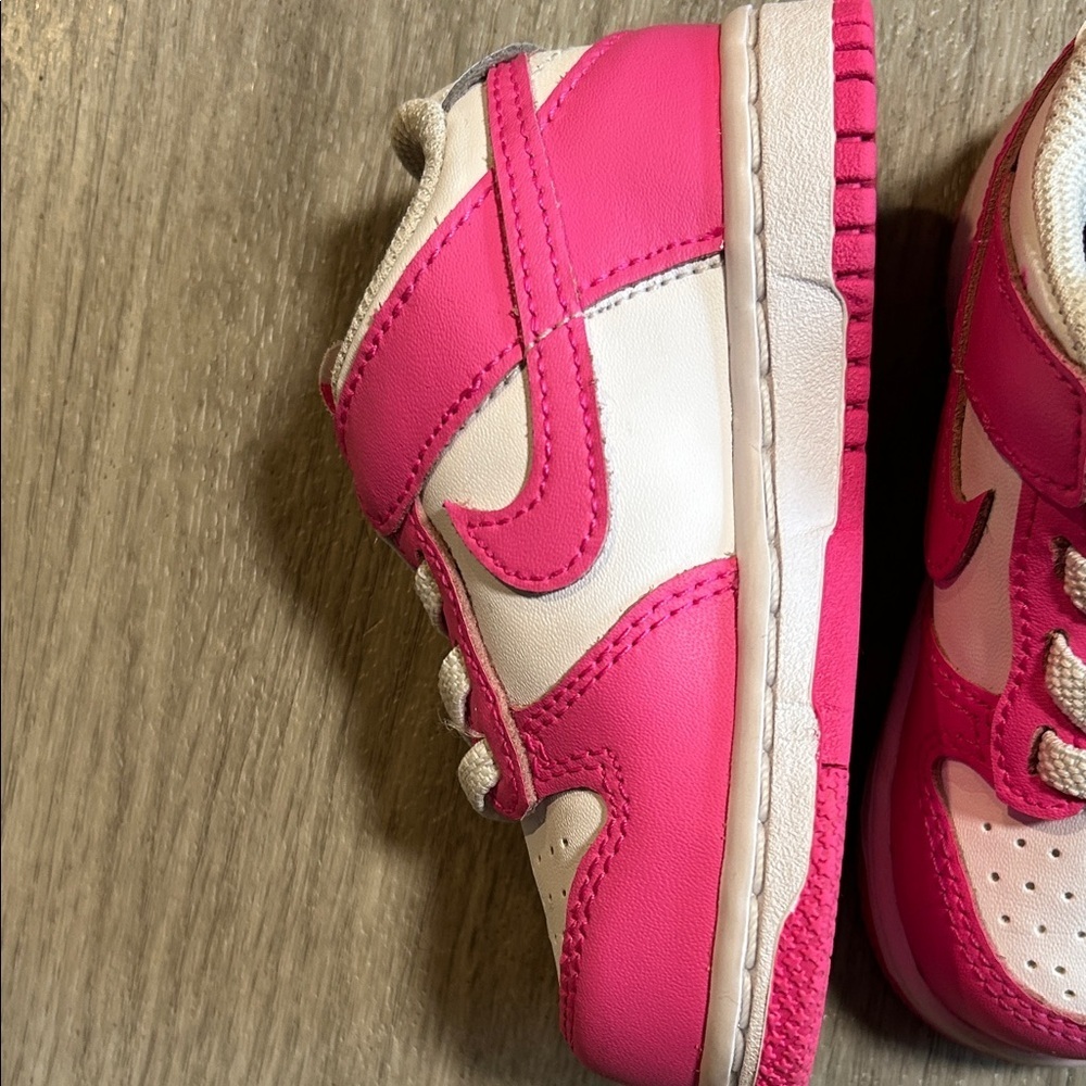 Nike Kids White and Hot Pink Low-Top Sneakers. - Picture 4 of 7